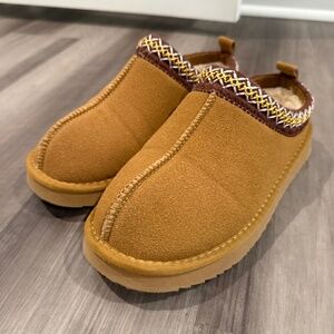 "Tasman" style slip on shoes